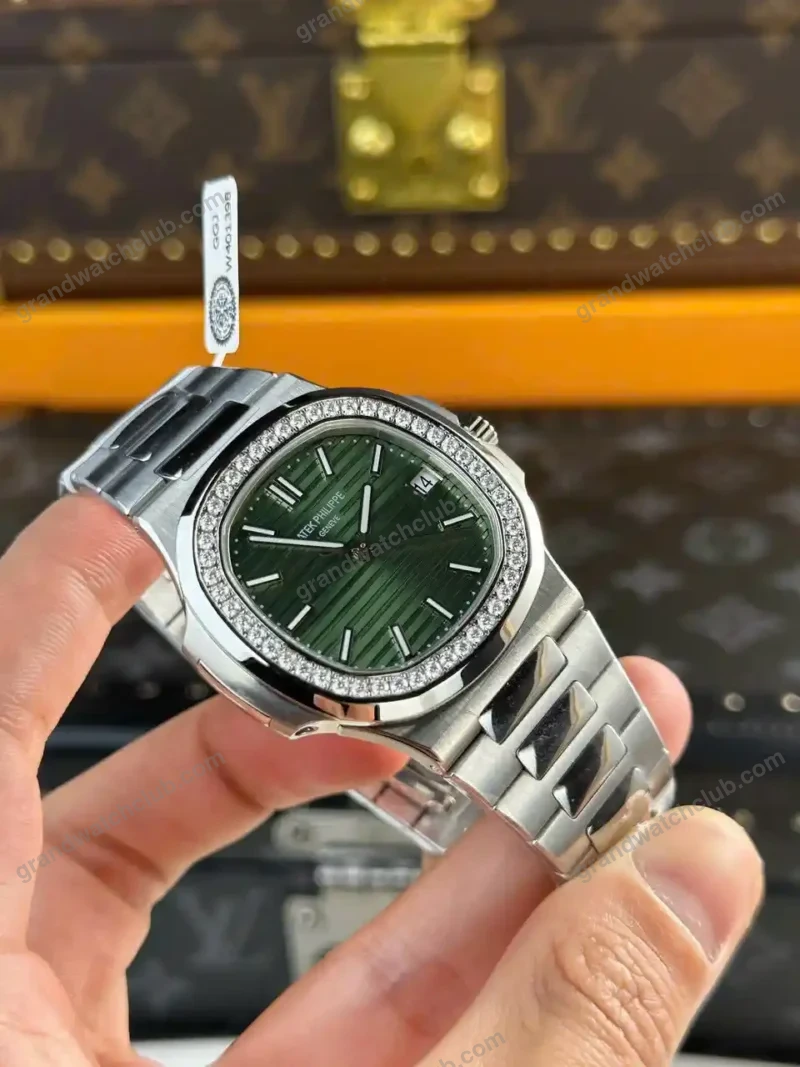 Super Clone Patek Philippe Patek Nautilus 5713G Green Dial 40mm Moissanite – Handcrafted Diamod — bracelet detail