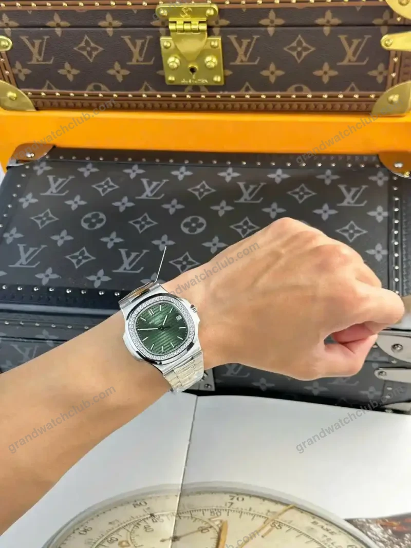 Super Clone Patek Philippe Patek Nautilus 5713G Green Dial 40mm Moissanite – Handcrafted Diamod — side profile