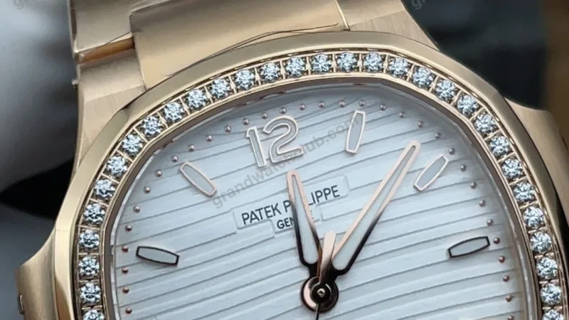Super Clone Patek Philippe Nautilus 7118/1R-011 32.5mm Biele ciferník ružové zlato