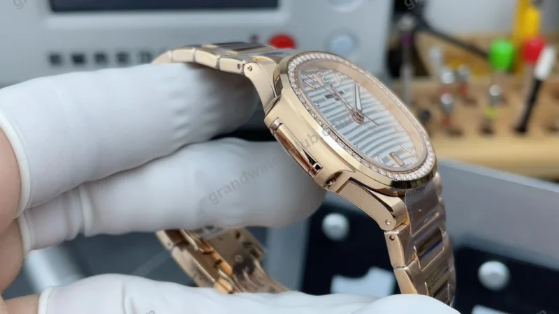 Super Clone Patek Philippe Nautilus 7118/1R-011 32.5mm Biele ciferník ružové zlato
