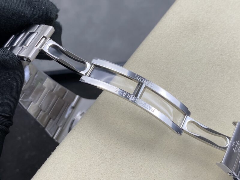 Super Clone Patek Philippe Nautilus 40mm 5711/1A-018 40mm Dial Tifany &CO V3 Update — on leather display