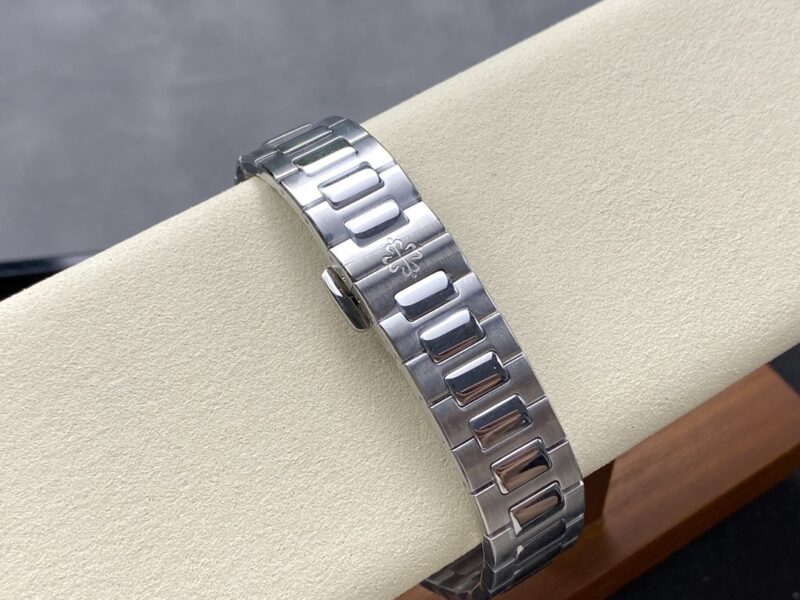 Super Clone Patek Philippe Nautilus 7118/1200A-001 35.2mm Blue Dial Steel — clasp and links